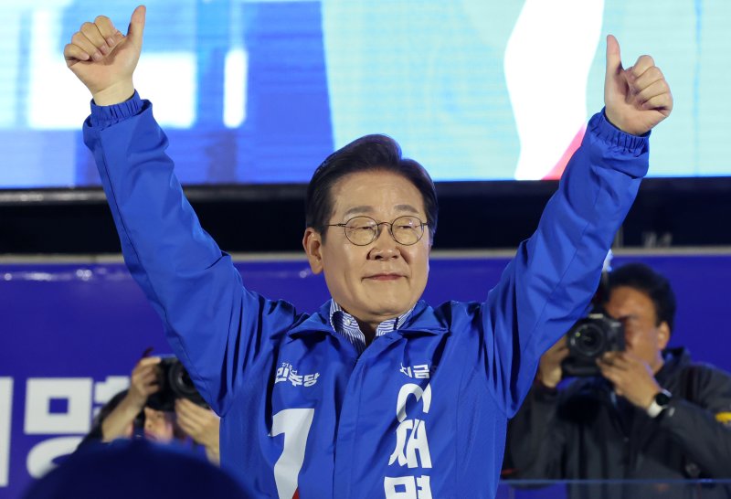 [서울=뉴시스] 조성우 기자 = 바카라사이트 총판 승리바카라 더불어민주당 대선후보가 2일 오후 서울 영등포구 여의도공원 문화의마당에서 열린 집중유세에서 지지를 호소하고 있다. 2025.06.02. xconfind@newsis.com