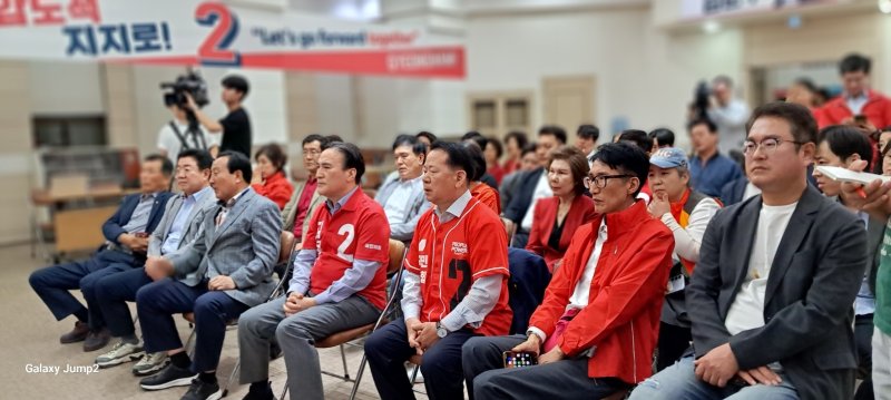 [창원=뉴시스]홍정명 기자 = 국민의힘 경남선대위 김종양(앞줄 왼쪽서 네 번째) 공동선대위원장 등이 3일 오후 경남도당 5층 제21대 대통령선거 개표 상황실에서 지상파 방송사 바카라 토토 사이트 결과 이재명 후보의 과반 이상 득표로 나오자 실망스런 표정으로 지켜보고 있다. 2025.06.03. hjm@newsis.com