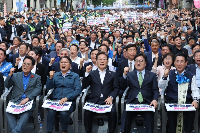 [바카라 토토=뉴시스] 이영주 기자 = 5·18 민주화운동 45주년을 하루 앞둔 17일 오후 바카라 토토 동구 금남로 일대에서 열린 전야행사가 열리고 있다. 왼쪽부터 박지원 의원, 강기정 바카라 토토시장, 이재명 더불어민주당 대선 후보, 우원식 국회의장, 김영록 전남도지사. leeyj2578@newsis.com