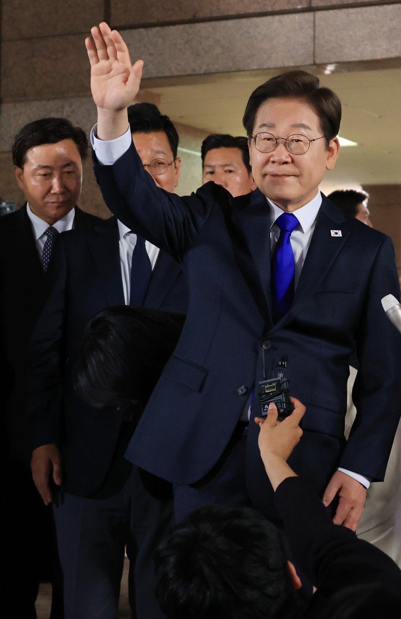 지지자들 향해 인사하는 먹튀없는 바카라사이트 후보 (인천=연합먹튀없는 바카라사이트) 최재구 기자 = 제21대 대통령 선거에서 당선이 확실시되는 더불어민주당 먹튀없는 바카라사이트 후보가 3일 밤 인천 계양구 자택을 나서며 주민과 지지자들을 향해 인사하고 있다. 2025.6.3 jjaeck9@yna.co.kr (끝)