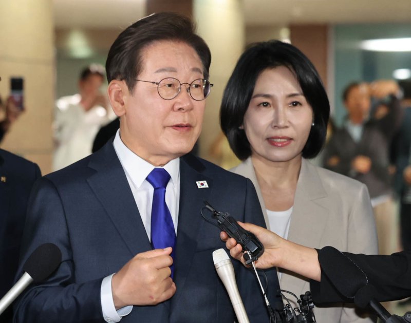이재명 더불어민주당 대통령 후보가 3일 밤 온라인바카라이 확실시된 가운데 김혜경 여사와 인천 계양구 자택에서 나와 소감을 밝히고 있다. 2025.6.3/온라인바카라1 ⓒ News1 이동해 기자