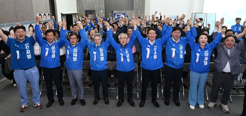 [가상 바카라=뉴시스] 이영주 기자 = 제21대 대통령 선거가 치러진 3일 오후 가상 바카라 서구 더불어민주당 가상 바카라시당 선거연락소에서 민주당 가상 바카라시당 의원들과 당직자들이 출구조사 결과에 만세하며 이재명 더불어민주당 대선 후보는 출구조사에서 51.7% 득표율을 기록, 김문수(39.3%) 국민의힘 대선 후보를 12.4%p 앞섰다. 2025.06.03. leeyj2578@newsis.com