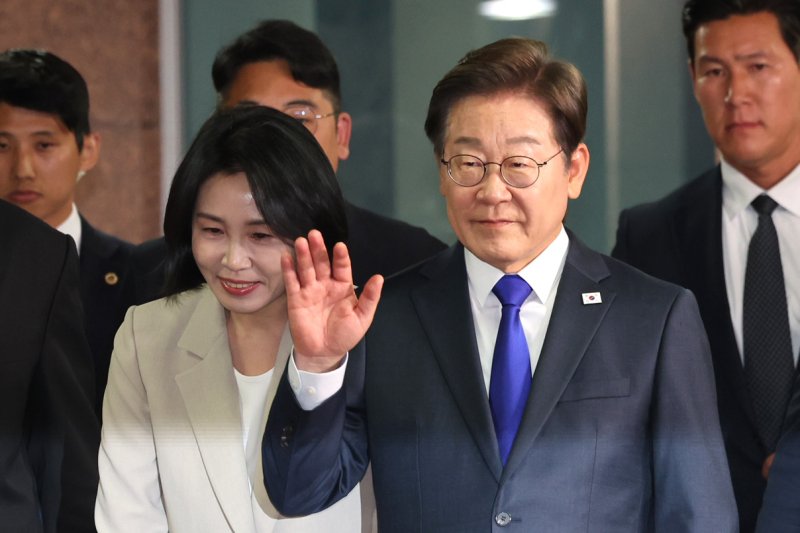 (인천=뉴스1) 이동해 기자 = 온라인 바카라 더불어민주당 대통령 후보가 3일 밤 온라인 바카라이 확실시된 가운데 인천 계양구 자택을 나서고 있다. 2025.6.3/뉴스1 /사진=뉴스1화상