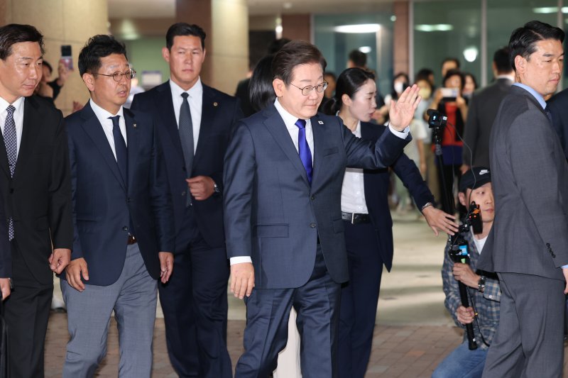 메이저 바카라사이트 더불어민주당 대통령 후보가 3일 밤 당선이 확실시된 가운데 김혜경 여사와 인천 계양구 자택에서 나와 손을 흔들고 있다. 2025.6.3/메이저 바카라사이트1 ⓒ News1 이동해 기자