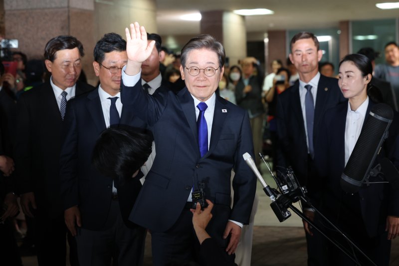 메이저 바카라사이트 더불어민주당 대통령 후보가 3일 밤 당선이 확실시된 가운데 김혜경 여사와 인천 계양구 자택에서 나와 손을 흔들고 있다. 2025.6.3/메이저 바카라사이트1 ⓒ News1 이동해 기자