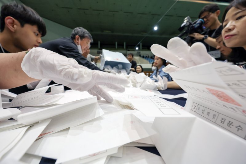 제21대 메이저 바카라사이트 선거 투표일인 3일 오후 서울 관악구 서울대학교 체육관에 마련된 개표소에서 선거사무원들이 개표 작업을 실시하고 있다. 2025.6.3/메이저 바카라사이트1 ⓒ News1 민경석 기자