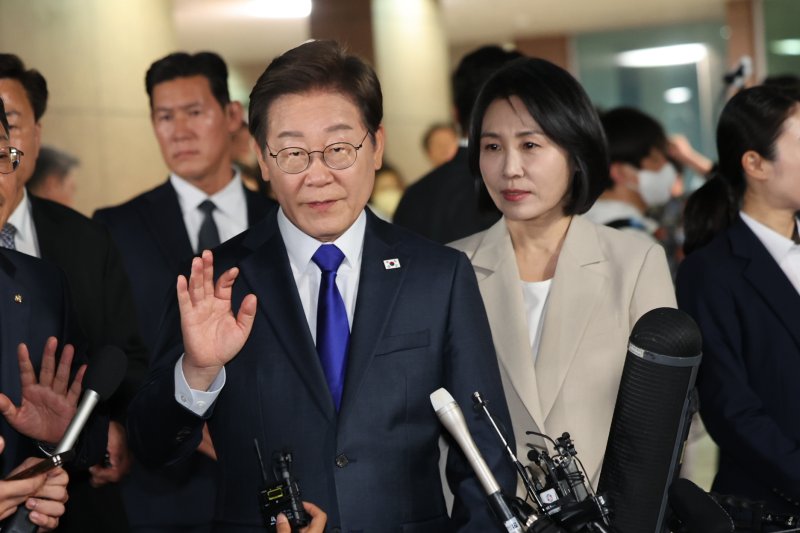 메이저 바카라사이트 더불어민주당 대통령 후보가 3일 밤 당선이 확실시된 가운데 인천 계양구 자택을 나서고 있다. 2025.6.3/메이저 바카라사이트1 ⓒ News1 이동해 기자