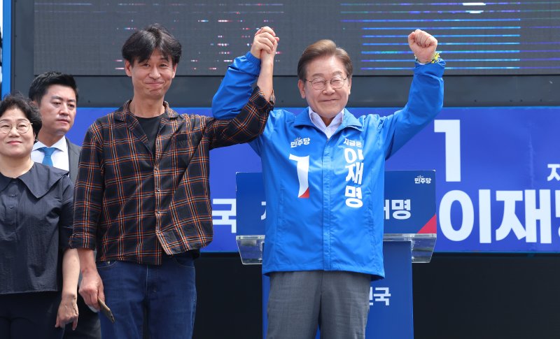 [제주=뉴시스] 우장호 기자 = 이재명 더불어민주당 대선 후보가 22일 오전 제주시 일도일동 동문로터리에서 열린 유세에서 배우 박혁권와 함께 바카라사이트 카지노버프자들에게 인사를 하고 있다. 2025.05.22. woo1223@newsis.com
