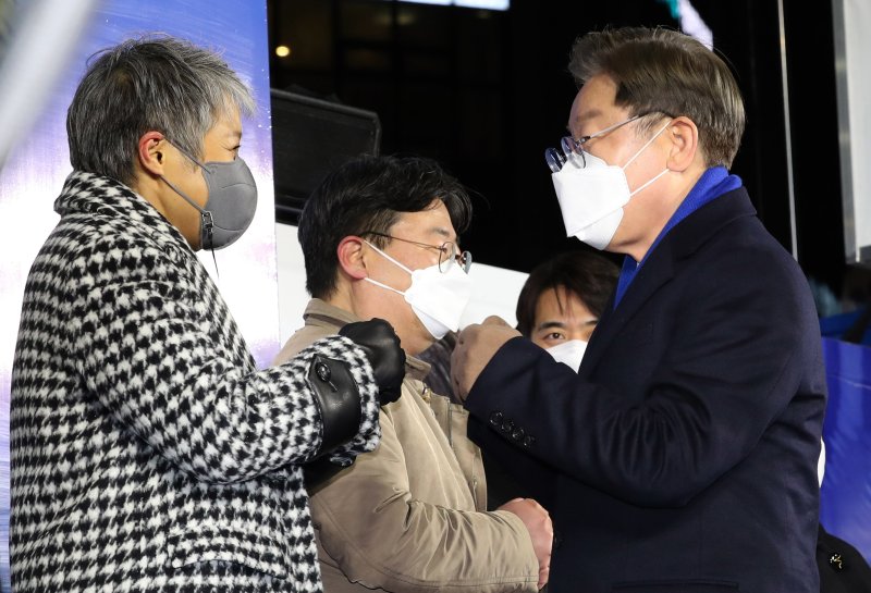 [서울=뉴시스] 국회사진기자단 = 바카라사이트 카지노버프 더불어민주당 대선 후보가 16일 서울 송파구 잠실새내역 인근 광장에서 열린 ‘서울 앞으로, 민생 제대로’ 집중유세에 참석해 가수 이은미와 인사를 나누고 있다. 2022.02.16. photo@newsis.com