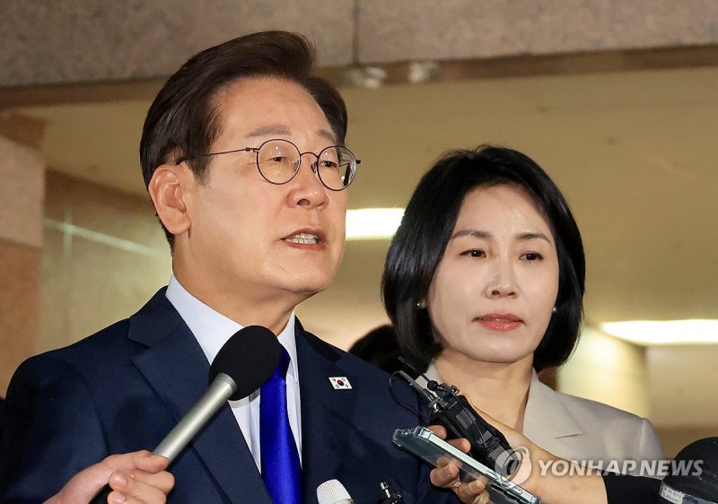 자택에서 나오며 입장 밝히는 이재명 후보 (출처=연합뉴스)