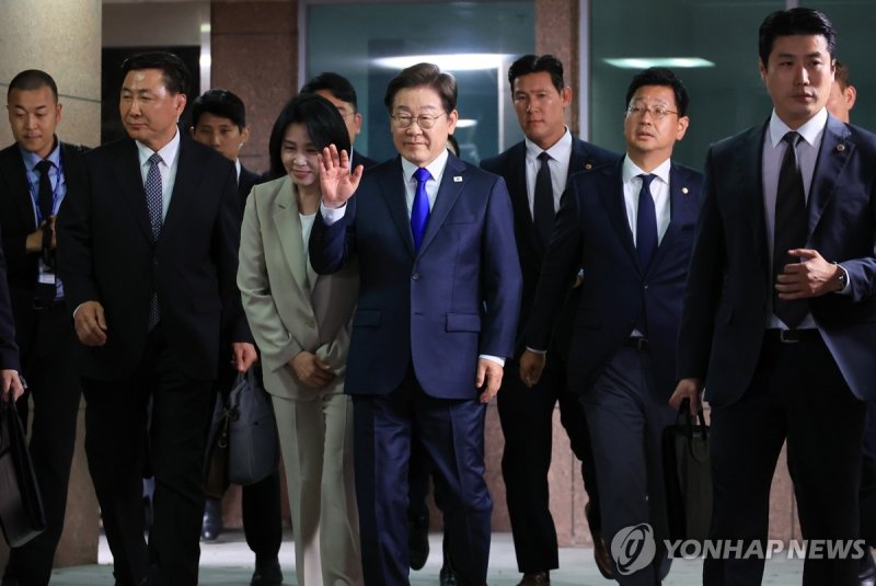 인사하는 이재명 후보 부부 (출처=연합뉴스)