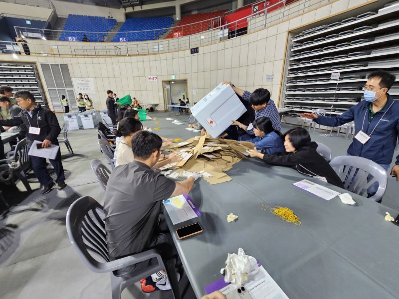 제21대 대통령 선거 투표가 종료된 3일 오후 라이브바카라 진주시 진주종합실내체육관에 마련된 개표소에서 개표사무원들이 투표지를 분류하고 있다.2025.6.3/라이브바카라1 강정태 기자
