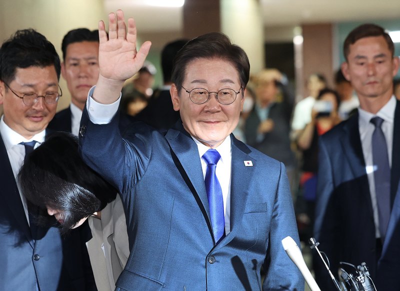 바카라사이트 벳무브 더불어민주당 대통령 후보가 3일 밤 당선이 확실시된 가운데 인천 계양구 자택을 나서고 있다. 사진=바카라사이트 벳무브1