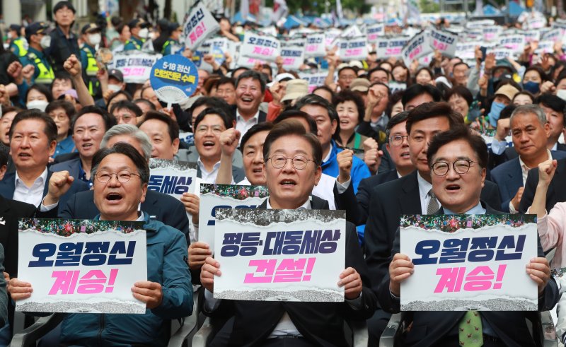 [토토 사이트 바카라=뉴시스] 이영주 기자 = (사진 왼쪽부터)강기정 토토 사이트 바카라시장과 이재명 더불어민주당 대선 후보, 우원식 국회의장이 5·18민주화운동 45주기를 하루 앞둔 17일 오후 토토 사이트 바카라 동구 금남로에서 열린 5·18 전야제에 참석하고 있다. leeyj2578@newsis.com
