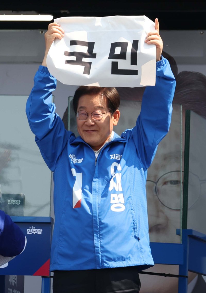 [당진=뉴시스] 조성봉 기자 = 이재명 더불어민주당 대선 후보가 25일 충남 당진시 당진전통시장 입구에서 열린 유세에서 참석자들과 ‘바카라사이트 추천 vs 기득권 줄다리기’ 퍼포먼스를 하고 있다.2025.05.25.suncho21@newsis.com