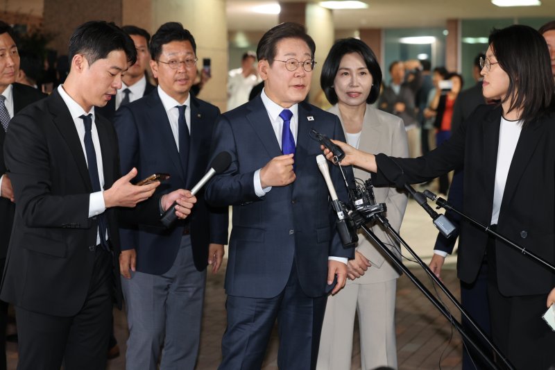 이재명 더불어민주당 대통령 후보가 3일 밤 바카라 게임 사이트이 확실시된 가운데 인천 계양구 자택에서 나와 소감을 밝히고 있다. 2025.6.3/뉴스1 ⓒ News1 이동해 기자