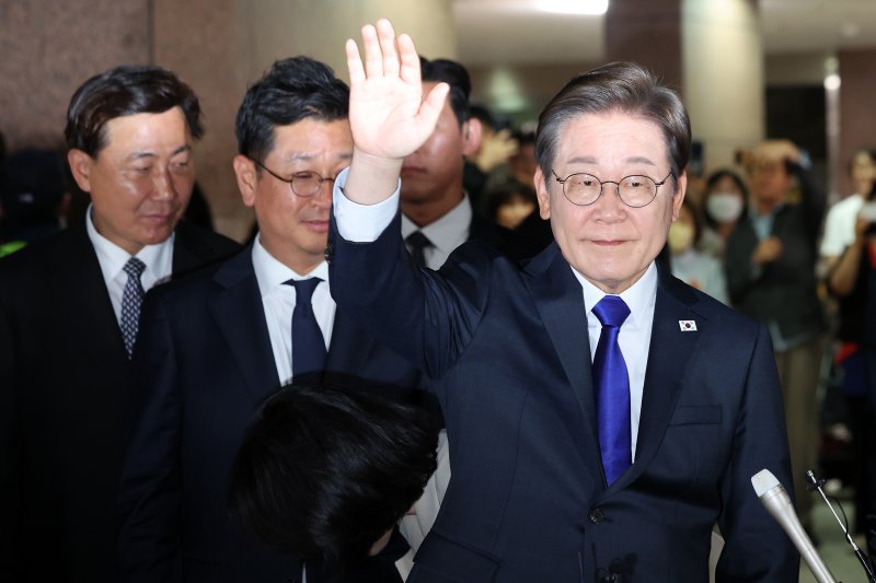 이재명 더불어민주당 온라인 바카라사이트 추천 후보가 3일 밤 당선이 확실시된 가운데 인천 계양구 자택을 나서고 있다. 2025.6.4/온라인 바카라사이트 추천1 ⓒ News1 이동해 기자