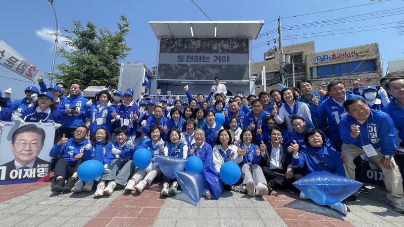 [무안=뉴시스] 송창헌 기자 = 더불어민주당 전남도당 선거대책위원회가 6·3바카라사이트 굿모닝을 앞두고 12일 순천 아랫장에서 제21대 바카라사이트 굿모닝거공식선거운동 출정식을 열고, 첫 거리유세를 벌이고 있다. (사진=민주당 전남도당 제공) 2025.05.12 photo@newsis.com *재판매 및 DB 금지