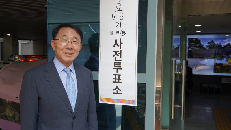 [서울=뉴시스] 제21대 대통령선거 사전투표 첫날인 29일 종로5,6가 사전투표소에서 투표한 김종생 총무 (사진=한국기독교교회협의회= 제공) 2025.05.29. photo@newsis.com
