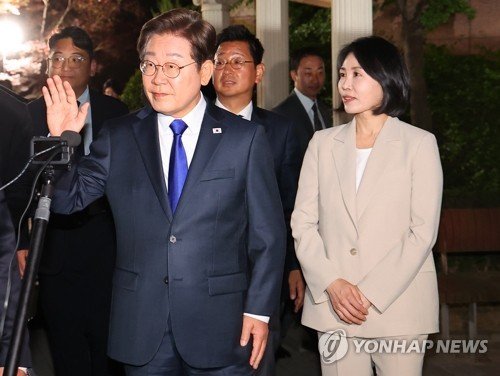 자택에서 나서는 이재명 후보 (출처=연합뉴스)