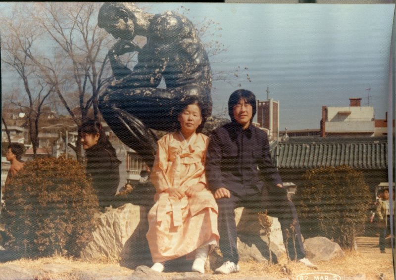 무료 바카라사이트 21대 무료 바카라사이트 당선인이 1982년 중앙대학교 입학식에서 교복을 입고 모친과 찍은 사진 더불어민주당 중앙선관위 제공