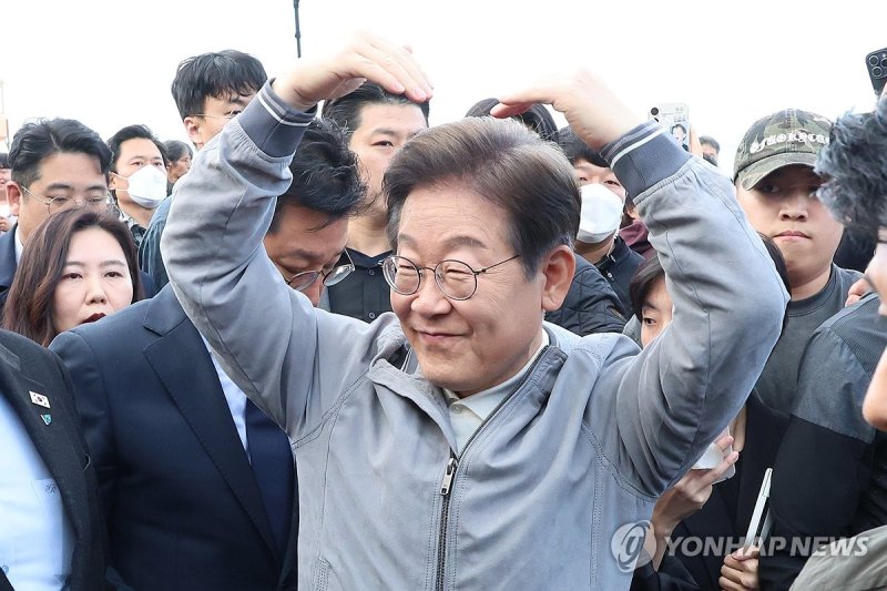 삼척해수욕장 찾은 이재명 후보 (출처=연합뉴스)