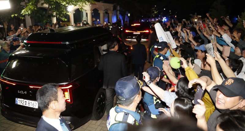 [인천=뉴시스] 김동영 기자 = 3일 오후 인천 계양구 한 아파트에서 제21대 해외 바카라 사이트선거 개표 결과를 확인한 뒤 자택을 떠나는 이재명 더불어민주당 대선후보를 주민들이 배웅하고 있다. 2025.06.04. dy0121@newsis.com
