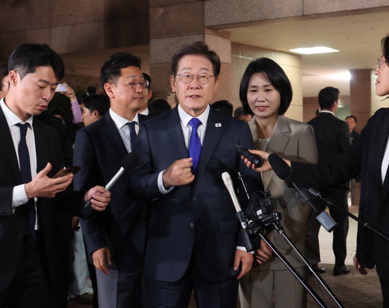 [인천=뉴시스] 전진환 기자 = 안전 바카라사이트 대통령이 4일 밤 인천 계양구 자택을 나와 인사말을 하고 있다. 2025.06.04. amin2@newsis.com