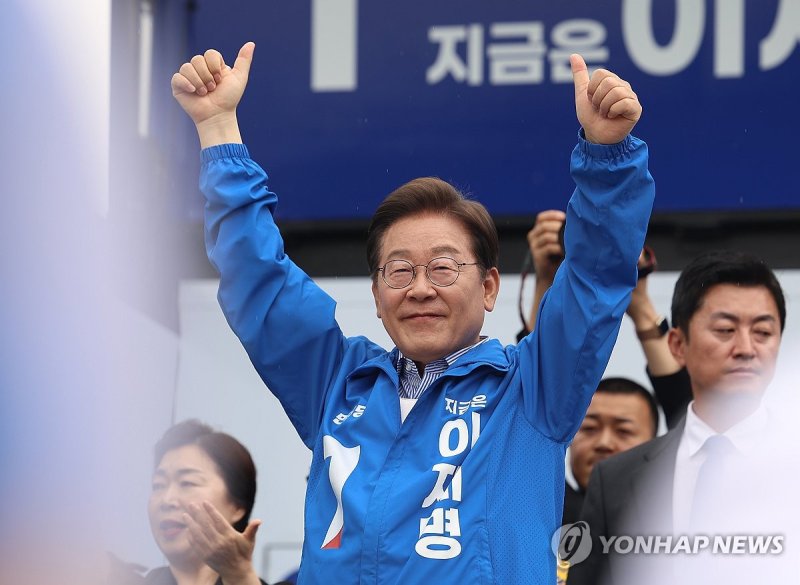 시민들에게 인사하는 이재명 후보 (출처=연합뉴스)