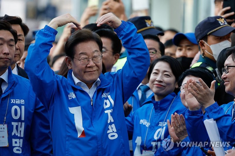 대전 시민들에게 인사하는 이재명 (출처=연합뉴스)