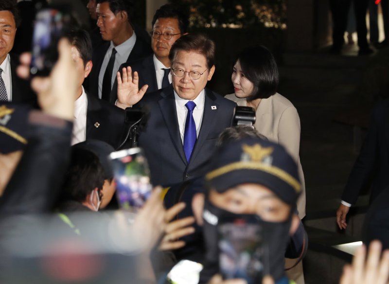 [인천=뉴시스] 김동영 기자 = 이재명 더불어민주당 대선후보가 3일 오후 인천 계양구 한 아파트에서 제21대 대통령선거 개표 결과를 확인한 뒤 자택을 나서며 모인 주민들과 인사를 나누고 있다. 2025.06.04. dy0121@newsis.com