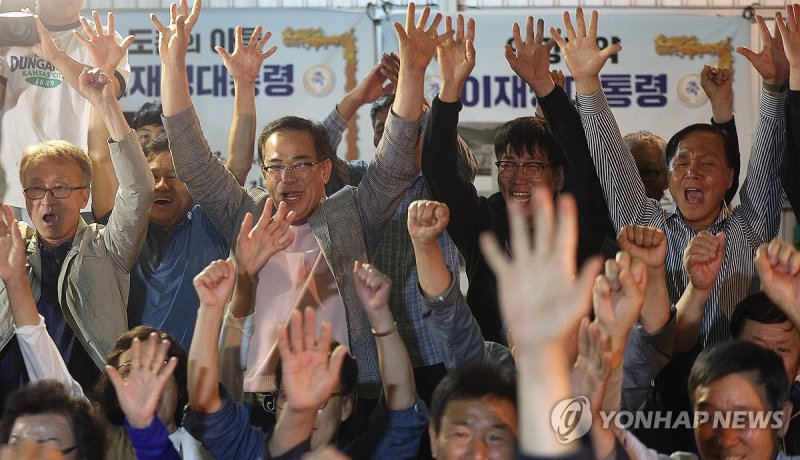 '도촌리에서 용 났네'…환호하는 이재명 후보 고향 주민들 (출처=연합뉴스)