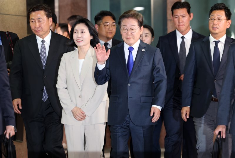이재명 더불어메이저 바카라 대통령 후보가 3일 밤 당선이 확실시된 가운데 인천 계양구 자택을 나서고 있다. 2025.6.4/메이저 바카라1 ⓒ News1 이동해 기자