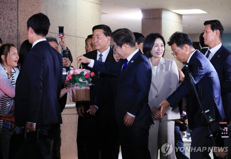 꽃바구니 받는 이재명 후보 (출처=연합뉴스)