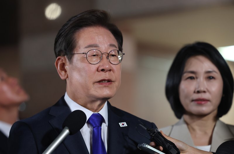 [인천=뉴시스] 전진환 기자 = 라이트닝 바카라 사이트 대통령이 3일 밤 인천 계양구 자택을 나서며 지지자들에게 인사말을 하고 있다. 2025.06.04. amin2@newsis.com