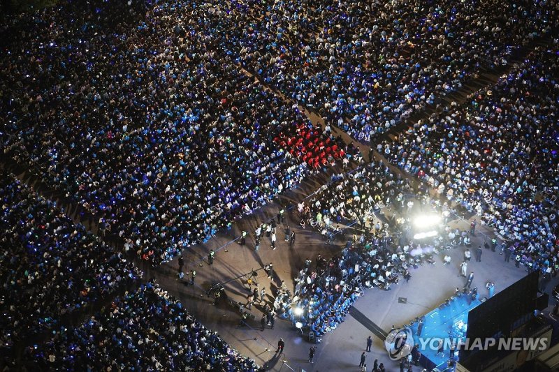이재명 후보 집중유세에 응원봉 들고 환호하는 시민들 (출처=연합뉴스)