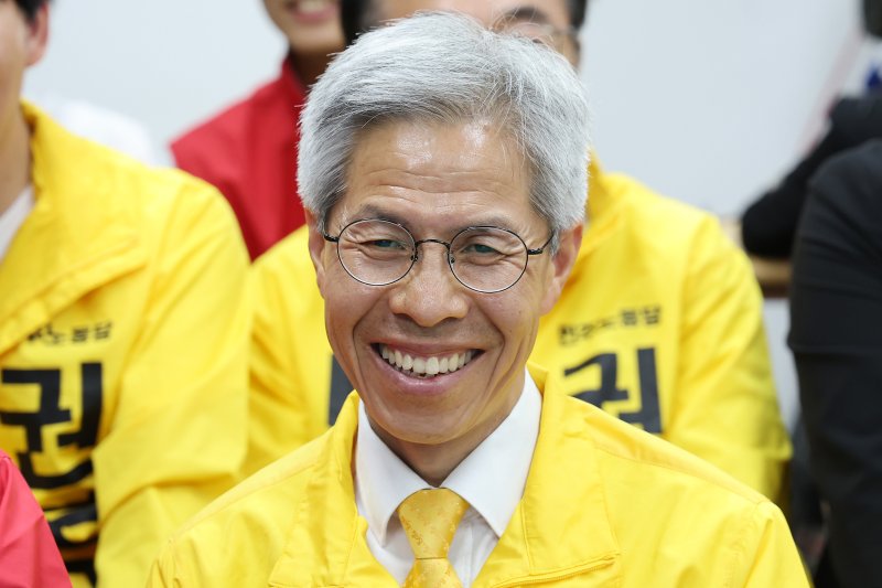 바카라 베팅 민주노동당 대통령 후보가 3일 서울시 구로구 선거캠프에 마련된 제21대 대통령선거 개표상황실에서 출구조사 결과를 지켜보고 있다. 2025.6.3/바카라 베팅1 ⓒ News1 이동해 기자
