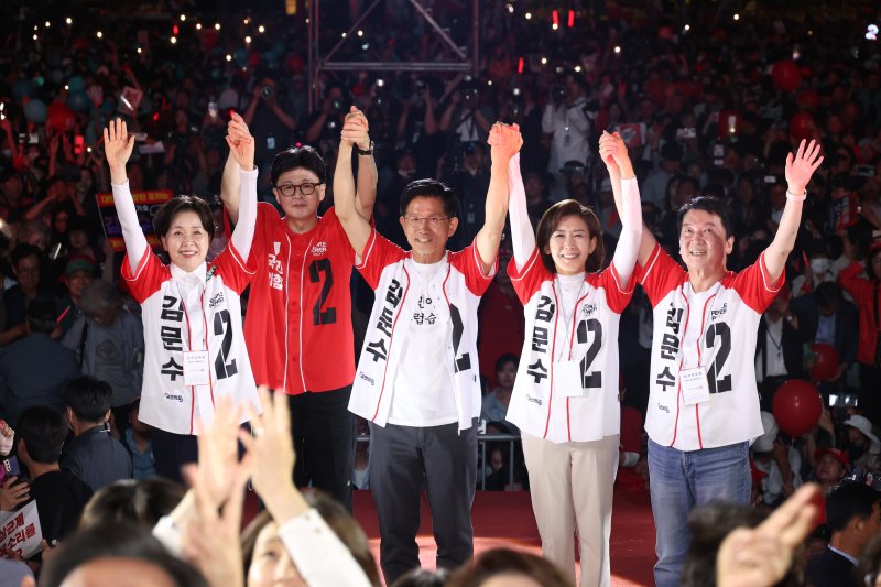바카라 사이트 디시 국민의힘 대통령 후보가 제21대 대통령 선거를 하루 앞둔 2일 오후 서울 중구 서울시청 앞 광장에서 열린 '울려라 함성, 들어라 승리의 메아리' 피날레 유세에서 나경원·안철수·양향자 공동선대위원장과 한동훈 전 대표와 원팀 퍼포먼스를 하고 있다. (공동취재) 2025.6.2/바카라 사이트 디시1 ⓒ News1 이광호 기자
