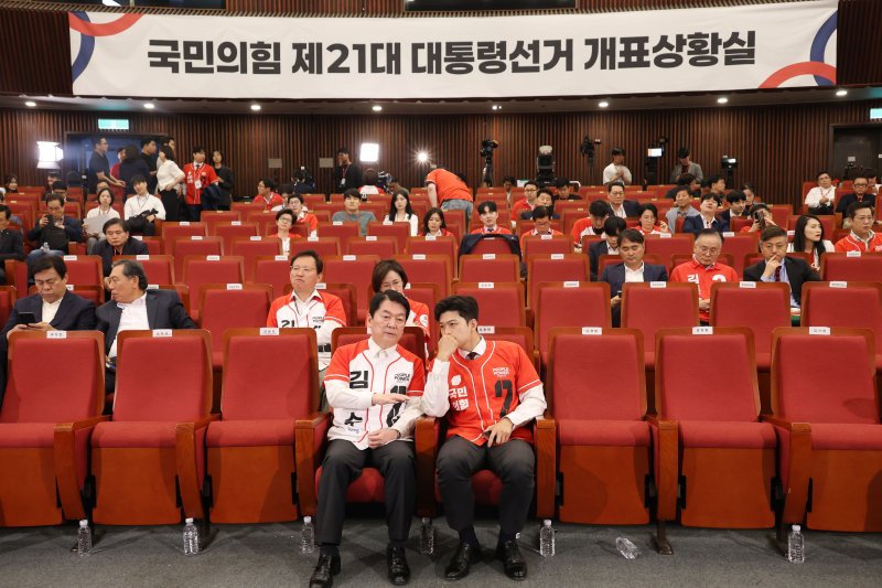 [서울=뉴시스] 고승민 기자 = 김용태 바카라 가상 머니 사이트 비상대책위원장과 안철수 공동선거대책위원장이 3일 오후 서울 여의도 국회 도서관에 마련된 제21대 대통령선거 개표상황실에서 출구조사 결과를 지켜보며 대화하고 있다. (공동취재) 2025.06.03. photo@newsis.com