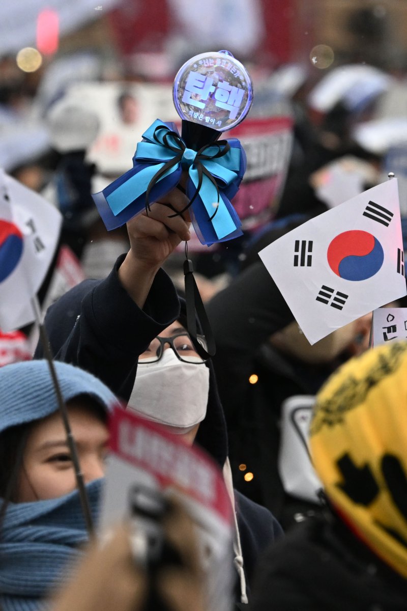 [광주=뉴시스] 이영주 기자 = 바카라사이트 온카판들이 21일 오후 광주 동구 5·18민주광장에서 열린 윤석열정권 즉각퇴진·바카라사이트 온카판대개혁 광주비상행동의 7차 바카라사이트 온카판총궐기대회에 참여해 응원봉과 손팻말, 태극기를 흔들고 있다. 2024.12.21. leeyj2578@newsis.com