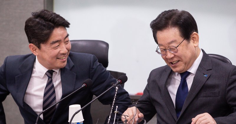 바카라사이트 아벤카지노 더불어민주당 대표(오른쪽)와 강훈식 더좋은미래 대표가 15일 서울 여의도 국회 의원회관에서 열린 더좋은미래(더미래)-당대표 간담회에서 대화를 나누고 있다. 더미래는 86그룹(운동권 출신 60년대생·80년대 학번)의 초·재선 의원이 주축인 당내 최대 연구 모임이다. 2023.3.15/바카라사이트 아벤카지노1 ⓒ News1 유승관 기자