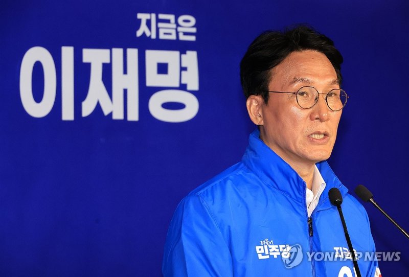 기자간담회 하는 김민석 상임공동선대위원장 (출처=연합뉴스)