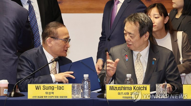 대화하는 미즈시마 고이치 주한 일본대사와 위성락 의원 (출처=연합뉴스)