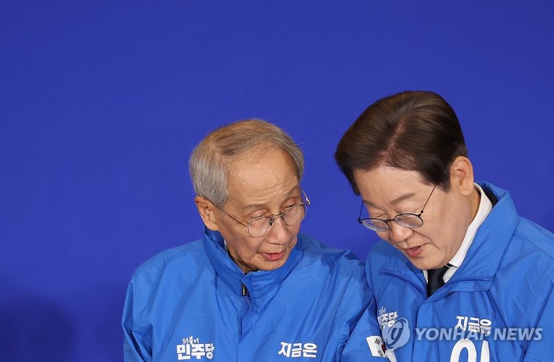 이재명과 윤여준 (출처=연합뉴스)