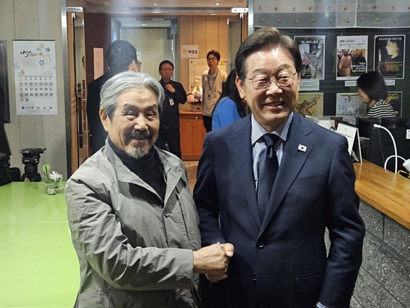 2일 성남 주민교회에서 만난 이재명(오른쪽) 후보와 이해학 원로목사 (출처=연합뉴스)