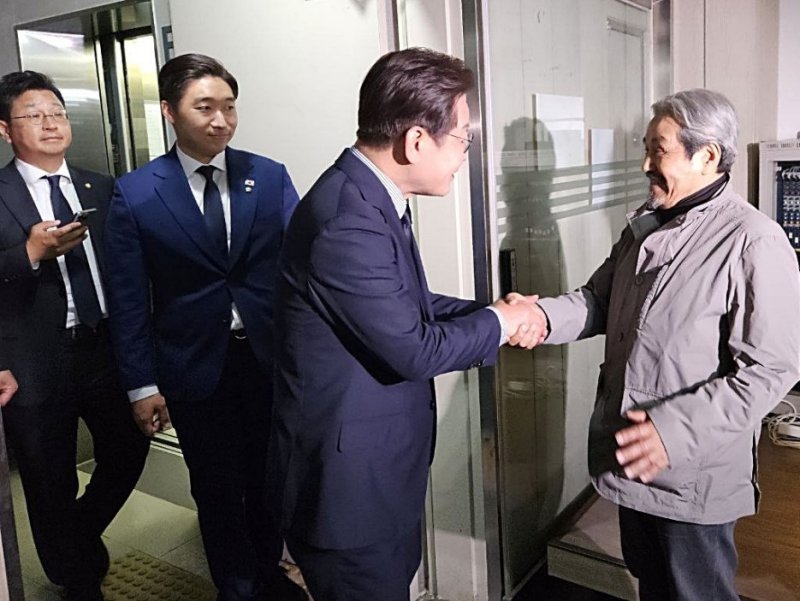 2일 성남 주민교회에서 만난 이재명(왼쪽) 후보와 이해학 원로목사 (출처=연합뉴스)