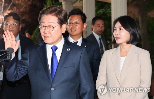 손 흔드는 이재명 후보 (출처=연합뉴스)
