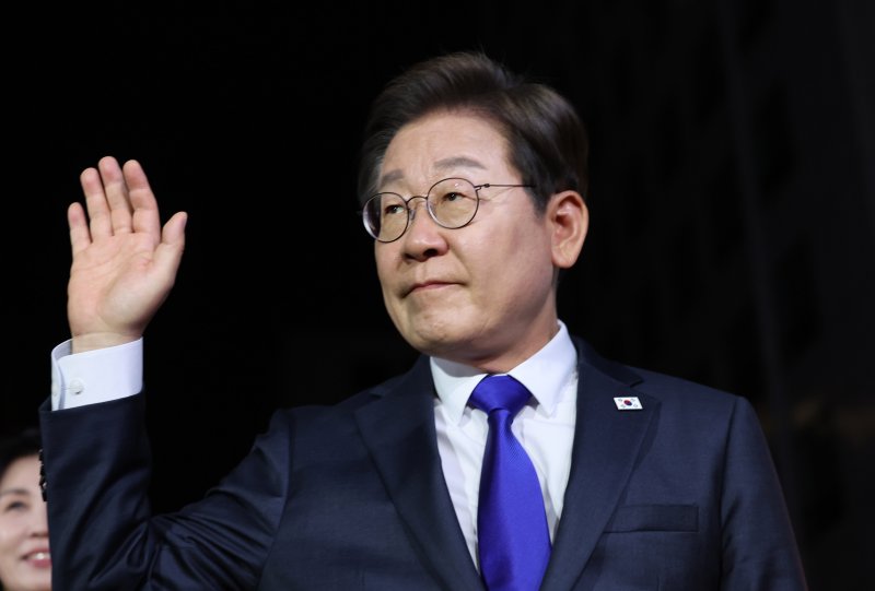 메이저 바카라사이트 주사위 더불어민주당 대선후보가 4일 오전 서울 여의도 더불어민주당 당사에 도착해 인사하고 있다. 사진=뉴시스