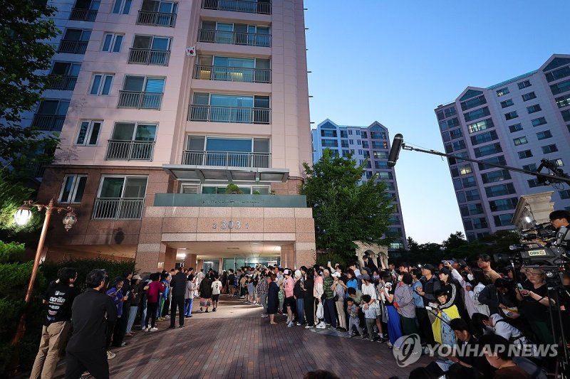 출구조사 발표에 환호하는 계양구 아파트 주민들 (출처=연합뉴스)