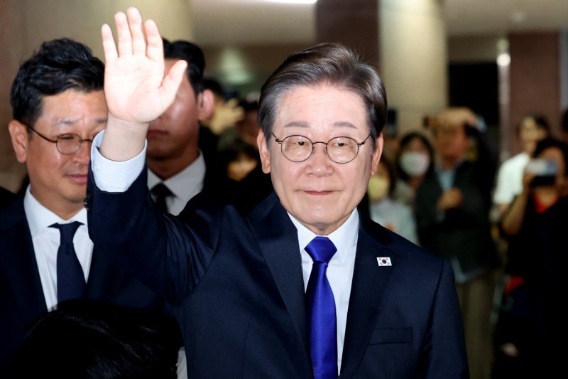 이재명 더불어민주당 메이저 바카라사이트 홈런 후보가 3일 밤 당선이 확실시된 가운데 인천 계양구 자택을 나서고 있다. 2025.6.3/뉴스1 ⓒ News1 이동해 기자